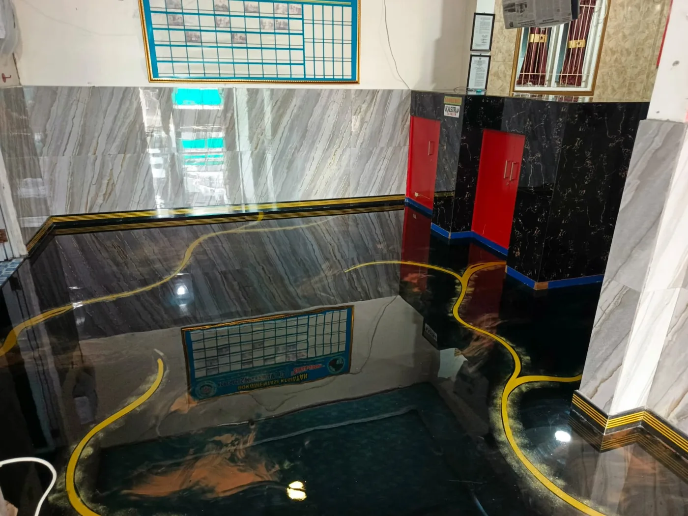 Epoxy metallic hitam & emas area kasir